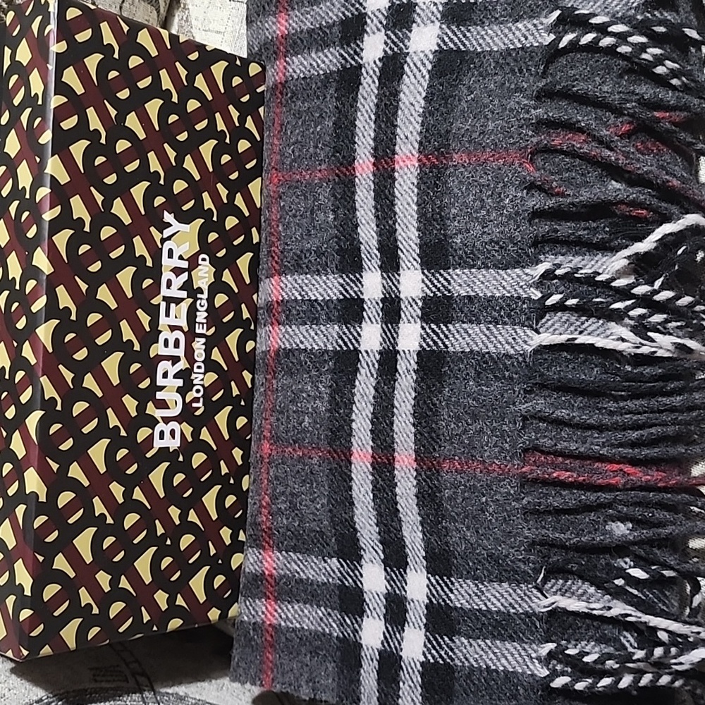 Authentic Burberrys Vintage London LambsWool Scarf Made in England With Box - Picture 3 of 4